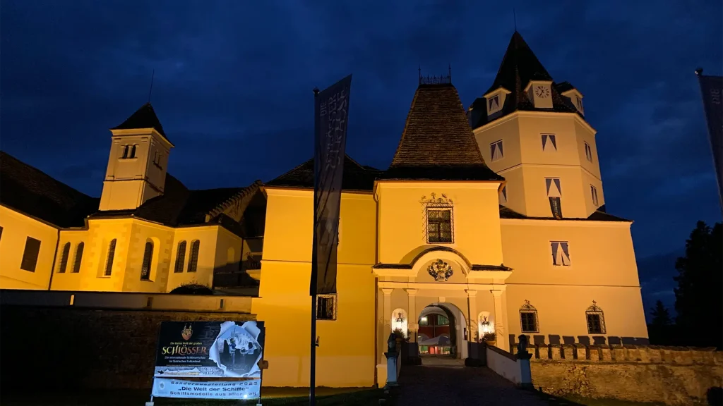 Schloss Kornberg bei Nacht, Ansicht von Aussen, Richtung Burgtor
